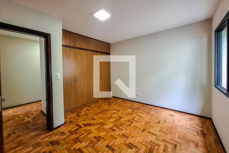 Casa à venda com 216m², 5 quartos e 3 vagas Casa à venda com 216m², 5 quartos e 3 vagasQuarto 3
