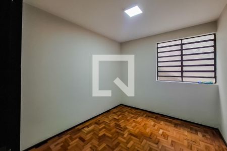 Casa à venda com 216m², 5 quartos e 3 vagas Casa à venda com 216m², 5 quartos e 3 vagasQuarto de Serviço