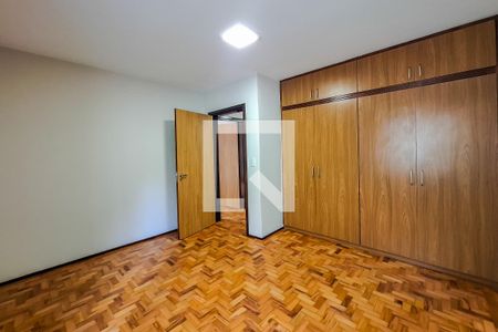 Casa à venda com 216m², 5 quartos e 3 vagas Casa à venda com 216m², 5 quartos e 3 vagasQuarto 3