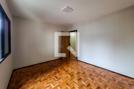 Casa à venda com 216m², 5 quartos e 3 vagas Casa à venda com 216m², 5 quartos e 3 vagasQuarto 2