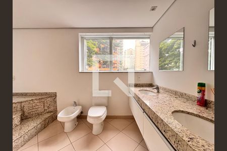 Apartamento à venda com 104m², 2 quartos e 2 vagasBanheiro da suíte 