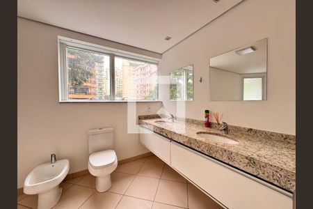 Apartamento à venda com 104m², 2 quartos e 2 vagasBanheiro da suíte 