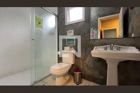 Casa à venda com 300m², 6 quartos e 4 vagasBanheiro da suite de casal