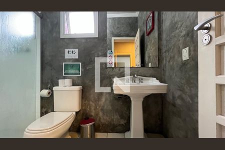 Casa à venda com 300m², 6 quartos e 4 vagasBanheiro da suite de casal