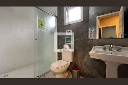 Casa à venda com 300m², 6 quartos e 4 vagasBanheiro da suite de casal