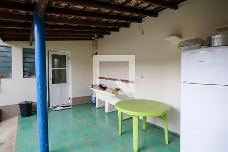 Casa à venda com 10m², 2 quartos e 1 vagaÁrea de serviço