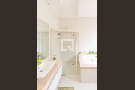 Casa de condomínio para alugar com 317m², 4 quartos e 4 vagasBanheiro da Suíte 