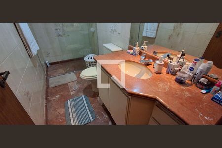 Apartamento à venda com 205m², 4 quartos e 2 vagas Apartamento à venda com 205m², 4 quartos e 2 vagasBanheiro Suíte 1