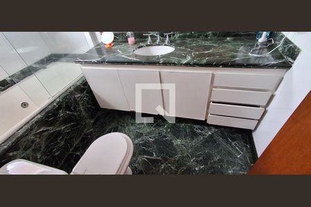 Apartamento à venda com 205m², 4 quartos e 2 vagas Apartamento à venda com 205m², 4 quartos e 2 vagasBanheiro Suíte 2