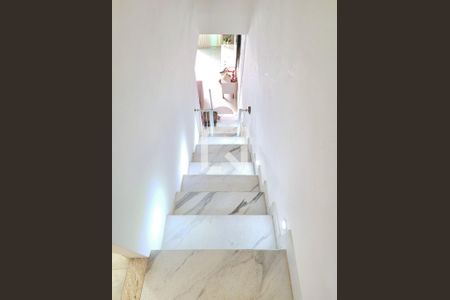 Casa de condomínio à venda com 260m², 4 quartos e 1 vagaEscada