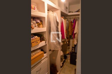 Casa de condomínio à venda com 260m², 4 quartos e 1 vagaCloset da suíte 1