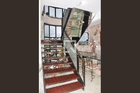 Casa à venda com 600m², 5 quartos e 6 vagas Casa à venda com 600m², 5 quartos e 6 vagasDetalhe - Escada para o Salão 02