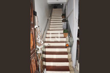 Casa à venda com 600m², 5 quartos e 6 vagas Casa à venda com 600m², 5 quartos e 6 vagasDetalhe - Escada para o Salão