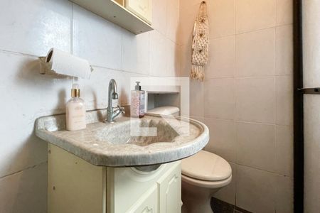 Casa à venda com 279m², 4 quartos e 2 vagas Casa à venda com 279m², 4 quartos e 2 vagasEdícula - Banheiro Social