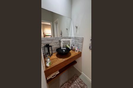 Casa de condomínio à venda com 250m², 3 quartos e 4 vagasLavabo