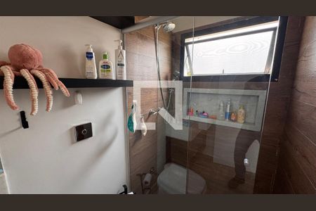 Casa de condomínio à venda com 250m², 3 quartos e 4 vagasBanheiro