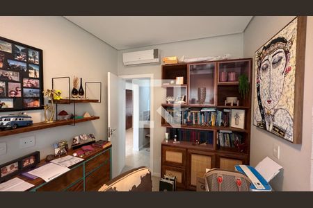 Casa de condomínio à venda com 250m², 3 quartos e 4 vagasEscritório