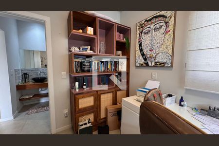 Casa de condomínio à venda com 250m², 3 quartos e 4 vagasEscritório