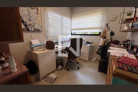 Casa de condomínio à venda com 250m², 3 quartos e 4 vagasEscritório