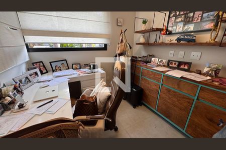 Casa de condomínio à venda com 250m², 3 quartos e 4 vagasEscritório