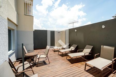 Apartamento para alugar com 50m², 2 quartos e sem vaga Apartamento para alugar com 50m², 2 quartos e sem vagaDeck da piscina