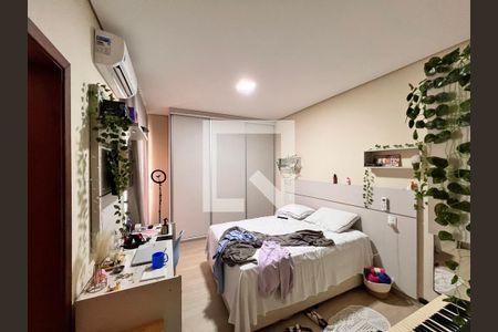 Casa de condomínio à venda com 250m², 3 quartos e 2 vagasQuarto Suíte 2