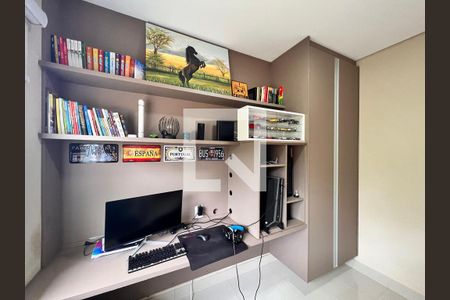 Casa de condomínio à venda com 250m², 3 quartos e 2 vagasEscritório