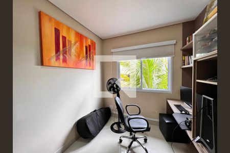 Casa de condomínio à venda com 250m², 3 quartos e 2 vagasEscritório