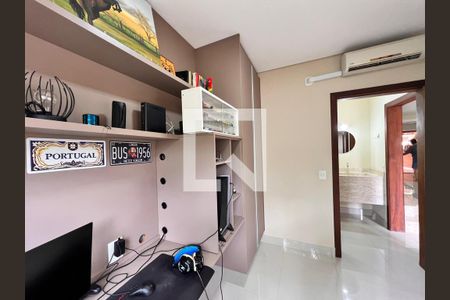 Casa de condomínio à venda com 250m², 3 quartos e 2 vagasEscritório