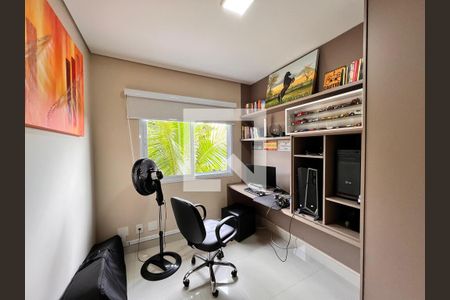 Casa de condomínio à venda com 250m², 3 quartos e 2 vagasEscritório