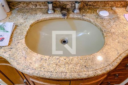 Apartamento à venda com 219m², 4 quartos e 3 vagasBanheiro da Suíte 2