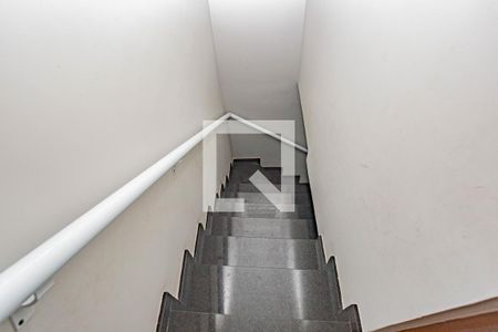 Casa à venda com 100m², 2 quartos e 2 vagas Casa à venda com 100m², 2 quartos e 2 vagasEscada