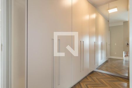 Apartamento à venda com 209m², 3 quartos e 4 vagas Apartamento à venda com 209m², 3 quartos e 4 vagasCloset - Suíte 2