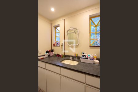 Casa de condomínio à venda com 400m², 4 quartos e 2 vagas Casa de condomínio à venda com 400m², 4 quartos e 2 vagasBanheiro Quarto 1 suíte