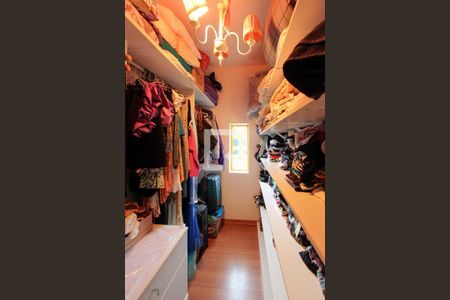 Casa de condomínio à venda com 400m², 4 quartos e 2 vagas Casa de condomínio à venda com 400m², 4 quartos e 2 vagasCloset Quarto 1 suíte