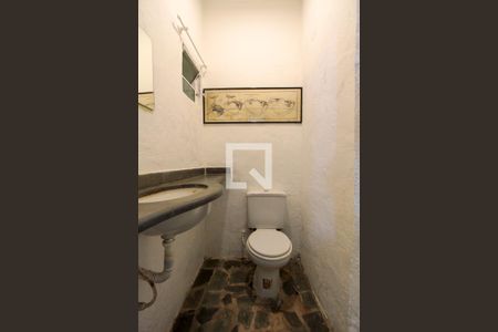 Casa de condomínio à venda com 400m², 4 quartos e 2 vagas Casa de condomínio à venda com 400m², 4 quartos e 2 vagasBanheiro de Serviço