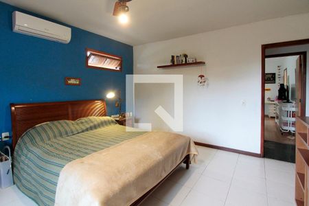 Casa de condomínio à venda com 400m², 4 quartos e 2 vagas Casa de condomínio à venda com 400m², 4 quartos e 2 vagasQuarto 2 suíte