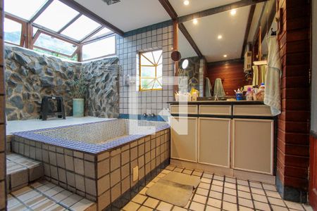 Casa de condomínio à venda com 400m², 4 quartos e 2 vagas Casa de condomínio à venda com 400m², 4 quartos e 2 vagasBanheiro Quarto 2 suíte