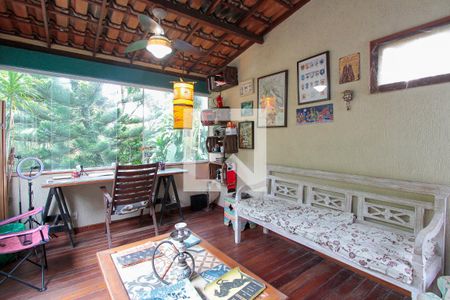 Casa de condomínio à venda com 400m², 4 quartos e 2 vagas Casa de condomínio à venda com 400m², 4 quartos e 2 vagasSala de reuniões