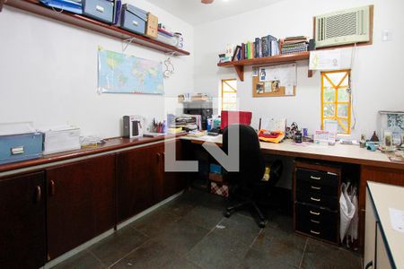 Casa de condomínio à venda com 400m², 4 quartos e 2 vagas Casa de condomínio à venda com 400m², 4 quartos e 2 vagasEscritório