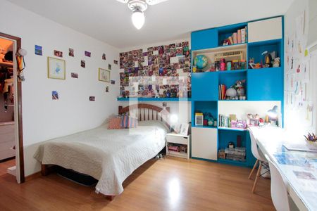 Casa de condomínio à venda com 400m², 4 quartos e 2 vagas Casa de condomínio à venda com 400m², 4 quartos e 2 vagasQuarto 1 suíte