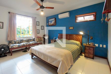 Casa de condomínio à venda com 400m², 4 quartos e 2 vagas Casa de condomínio à venda com 400m², 4 quartos e 2 vagasQuarto2 suíte