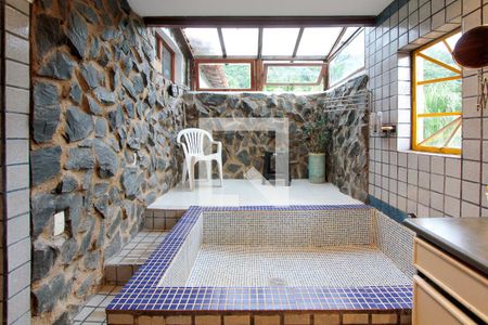 Casa de condomínio à venda com 400m², 4 quartos e 2 vagas Casa de condomínio à venda com 400m², 4 quartos e 2 vagasBanheiro Quarto 2 suíte