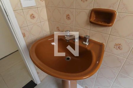 Lavabo de casa para alugar com 4 quartos, 112m² em Vila Darli, São Paulo