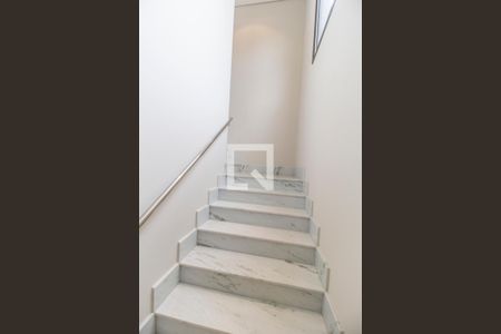 Casa de condomínio à venda com 524m², 4 quartos e 4 vagasEscada