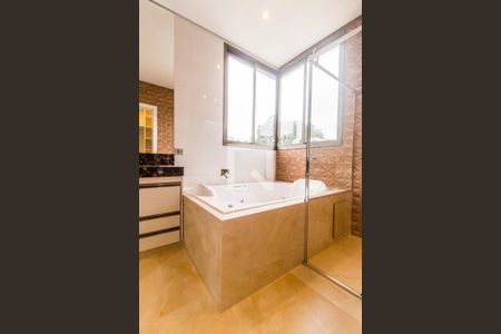 Casa de condomínio à venda com 524m², 4 quartos e 4 vagasDetalhe do Banheiro da Suite