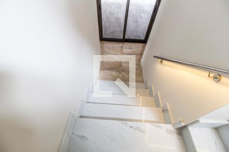 Casa de condomínio à venda com 524m², 4 quartos e 4 vagasEscada