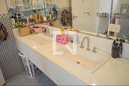 Casa para alugar com 470m², 3 quartos e 5 vagasBanheiro da Suíte 1