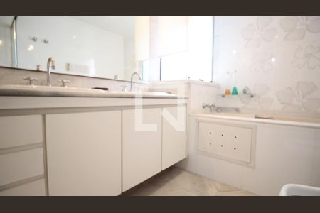 Apartamento à venda com 262m², 4 quartos e 4 vagas Apartamento à venda com 262m², 4 quartos e 4 vagasBanheiro suite Master