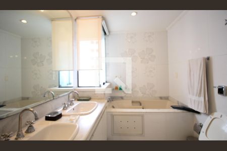 Apartamento à venda com 262m², 4 quartos e 4 vagas Apartamento à venda com 262m², 4 quartos e 4 vagasBanheiro suite Master